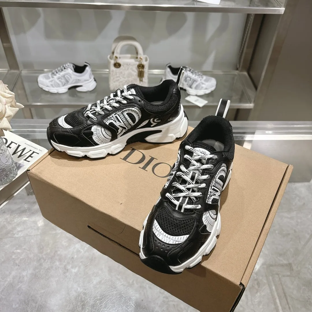 👟👟Ex-factory price 560👟👟 This Dior Chrono sneaker is a new product of the 2024 autumn ready-to-wear series, reinterpreting running shoes with Dior's high-end style. White mesh fabric is paired with nude and silver-toned laminated leather-effect panels, as well as CD logos on the sides, a star patch on the tongue and a Dior logo on the heel. Featuring tri-color laces, a lightweight sole and star embellishments for a casual look all year round. ✅Size: 35-40 ✅Packaging: With counter packaging and Dior outer box
